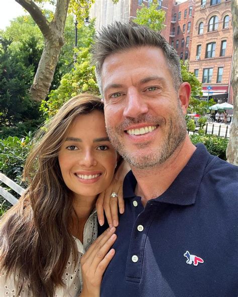 host of the bachelor|jesse palmer wife age.